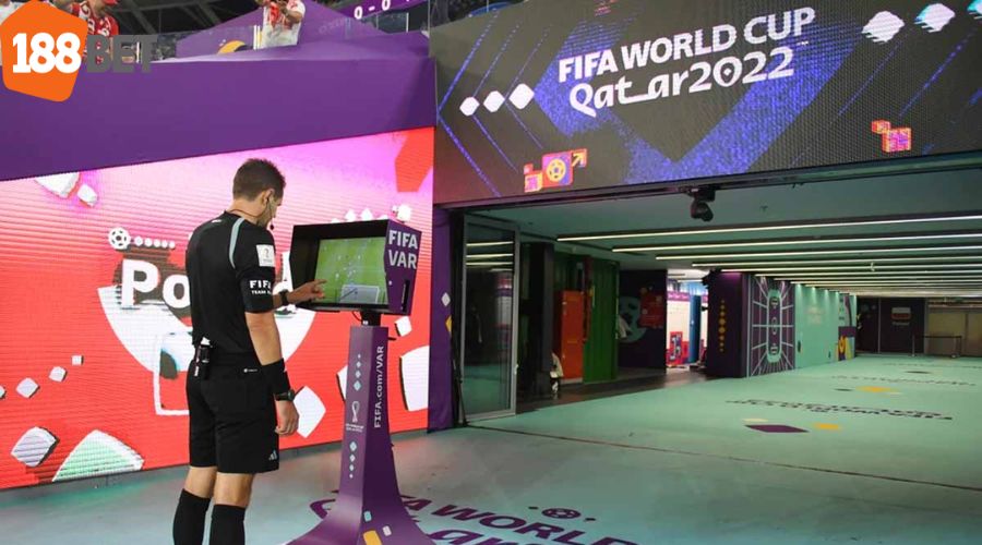 Trọng tài đang check var xem lại tình huống trong trận fifa world cup 2022